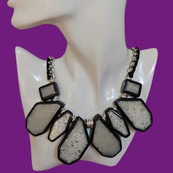 VTG Two-tone Geometric Atomic Mod Resin Statement Ribbon Chain Necklace - Picture 1 of 6